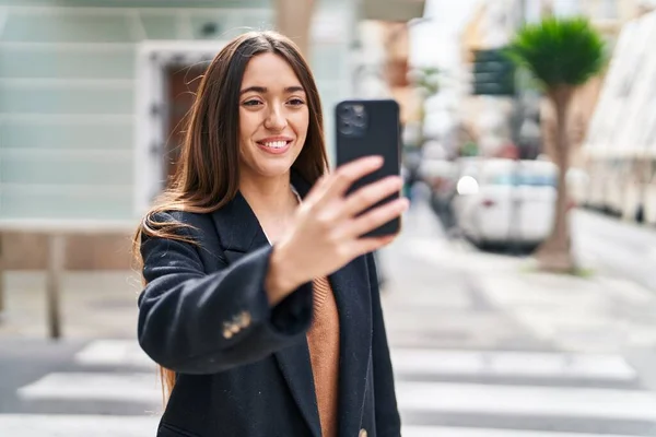 Joven Hermosa Mujer Hispana Sonriendo Confiada Haciendo Selfie Por Teléfono — Foto de Stock