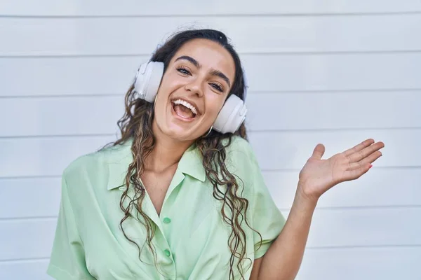 Mladá Hispánka Poslouchající Hudbu Pomocí Sluchátek Oslavující Úspěch Šťastným Úsměvem — Stock fotografie