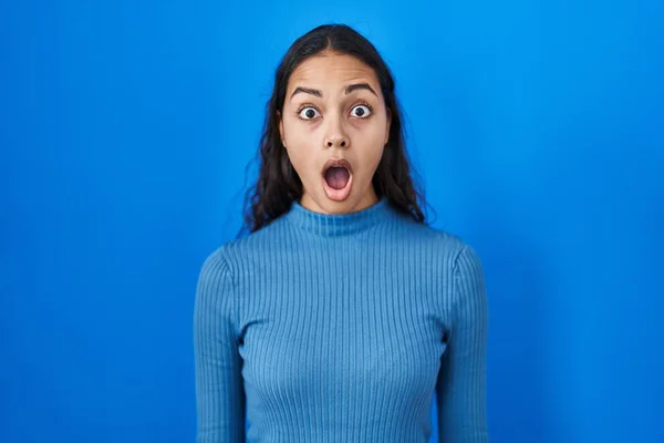 Young Brazilian Woman Standing Blue Isolated Background Shock Face Looking — Stock Photo, Image