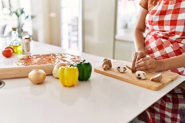 Jovem Bela Mulher Hispânica Cortando Cogumelo Cozinha — Fotografia de Stock