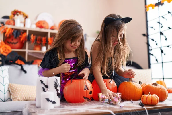 Adorables Chicas Teniendo Fiesta Halloween Poniendo Caramelos Cesta Calabaza Casa —  Fotos de Stock
