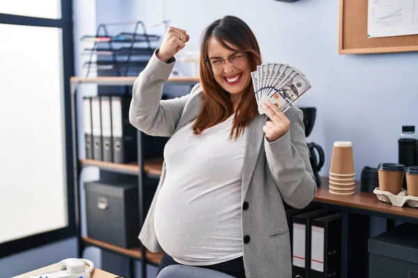 Těhotná Žena Držící Dolary Kanceláři Rozzlobená Frustrovaná Křičela Vztekem Ječela — Stock fotografie