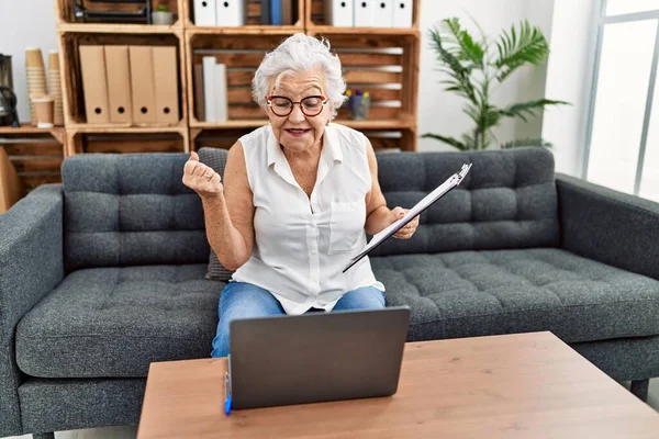 Senior Žena Šedivými Vlasy Pracuje Konzultační Kanceláři Dělat Line Terapie — Stock fotografie