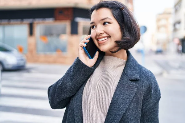 Mladá Žena Usmívá Sebevědomě Mluvit Smartphone Ulici — Stock fotografie