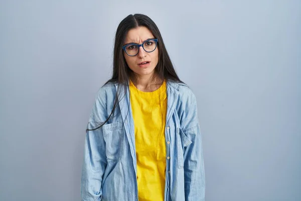 Young Hispanic Woman Standing Blue Background Shock Face Looking Skeptical — Stock Photo, Image