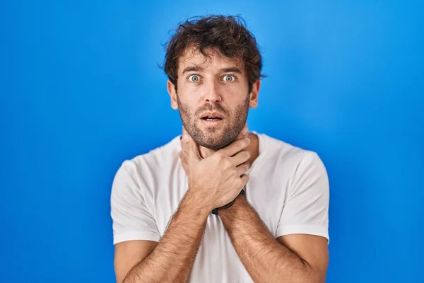 Hispanic Young Man Standing Blue Background Shouting Suffocate Because Painful — Stockfoto