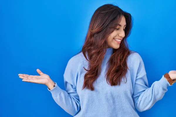 Hispanic Young Woman Standing Blue Background Smiling Showing Both Hands — Stock Photo, Image