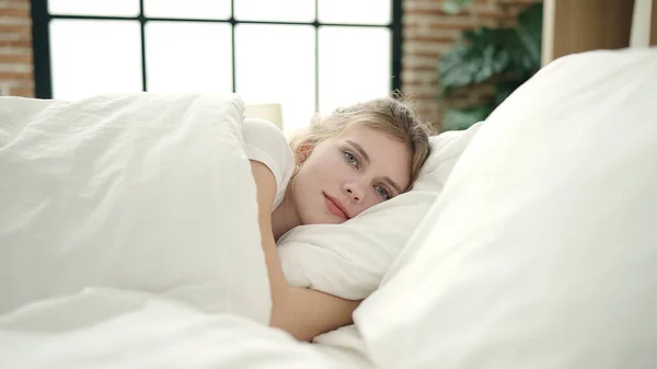 Junge Blonde Frau Liegt Mit Entspanntem Gesichtsausdruck Schlafzimmer Bett — Stockfoto