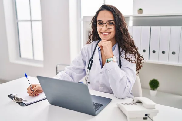 Young Hispanic Woman Wearing Doctor Uniform Using Laptop Working Clinic — Photo