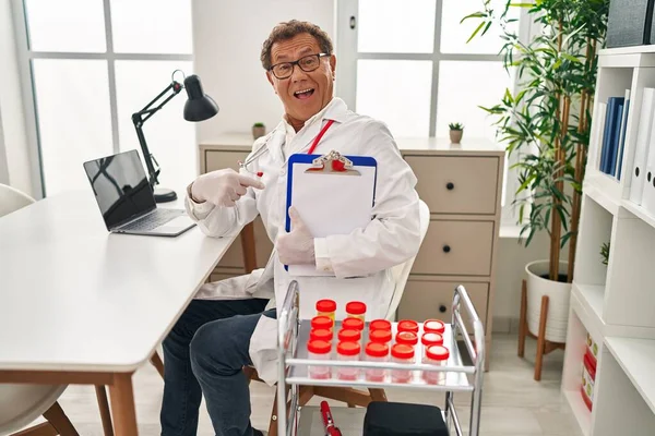 Hombre Médico Senior Trabajando Con Muestras Sonriendo Feliz Señalando Con — Foto de Stock