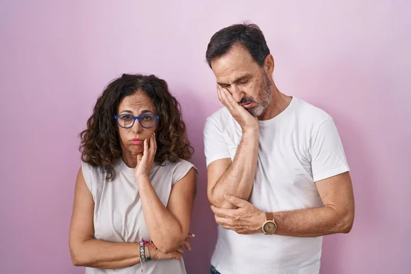 Middelbare Leeftijd Hispanic Paar Samen Roze Achtergrond Denken Kijken Moe — Stockfoto