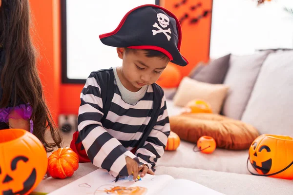 Roztomilý Hispánský Chlapec Nosí Halloween Kostým Kreslení Notebook Doma — Stock fotografie