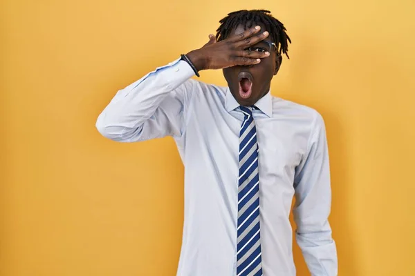 Hombre Africano Con Rastas Pie Sobre Fondo Amarillo Asomándose Shock —  Fotos de Stock