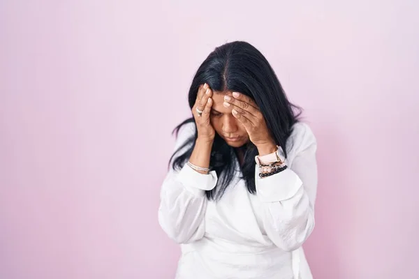Mujer Hispana Madura Pie Sobre Fondo Rosa Con Expresión Triste — Foto de Stock