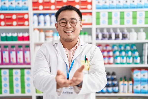 Jovem Chinês Trabalhando Farmácia Farmácia Sorrindo Com Mãos Palmas Juntas — Fotografia de Stock