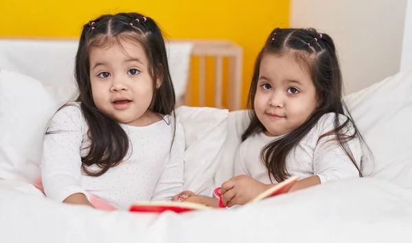 Adoráveis Meninas Gêmeas Lendo Livro Deitado Cama Quarto — Fotografia de Stock