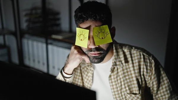 Jovem Hispânico Homem Empresário Cansado Com Lembretes Cobrindo Olhos Escritório — Fotografia de Stock