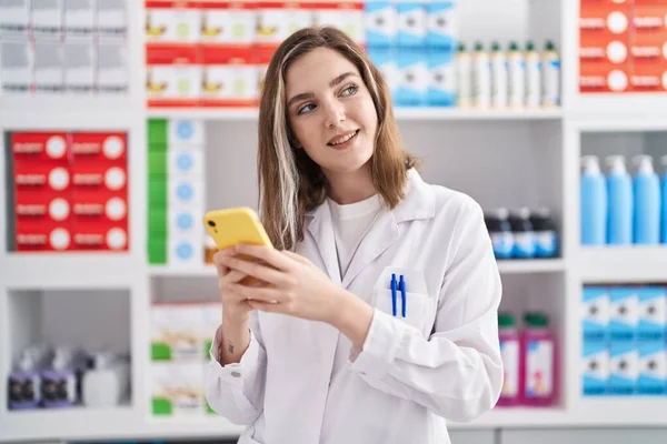 Giovane Farmacista Donna Utilizzando Smartphone Farmacia — Foto Stock