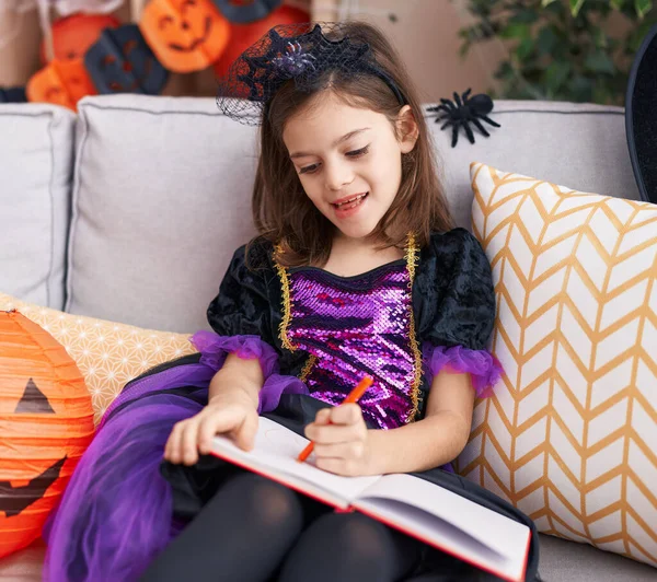 Schattige Latino Meisje Tekening Notebook Hebben Halloween Feest Thuis — Stockfoto