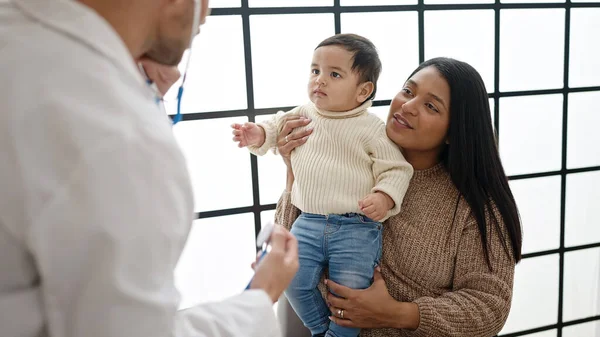 Couple Son Examining Baby Stethoscope Clinic — Stock Photo, Image