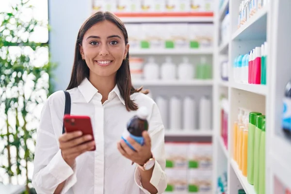 아름다운 태평양 약국에서 약병을 스마트폰을 사용하는 — 스톡 사진