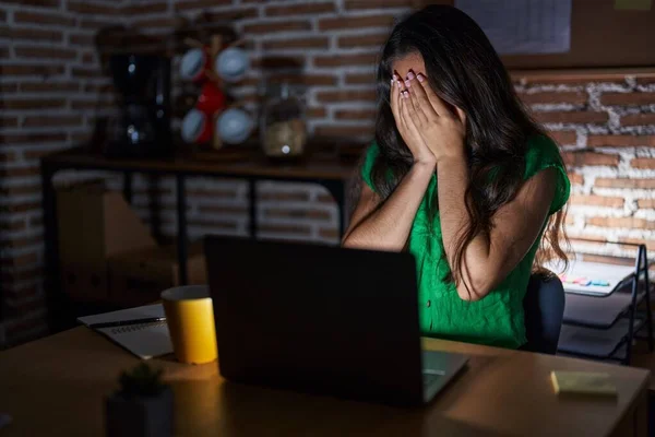 泣きながら手で顔を覆う悲しい表情で夜のオフィスで働く若い10代の女の子 うつ病の概念 — ストック写真