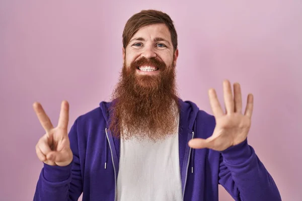 Hombre Caucásico Con Barba Larga Pie Sobre Fondo Rosa Mostrando —  Fotos de Stock