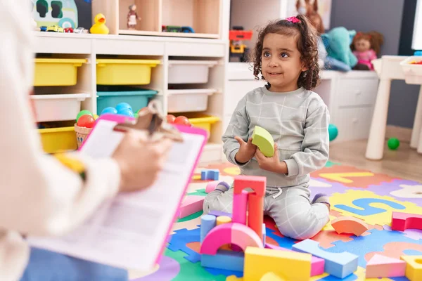 Liebenswertes Hispanisches Mädchen Das Kindergarten Mit Bauklötzen Spielt Und Eine — Stockfoto