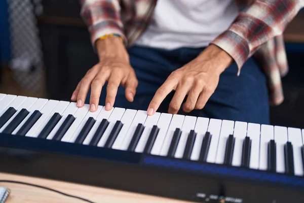 Junger Hispanischer Musiker Spielt Klavier Musikstudio — Stockfoto
