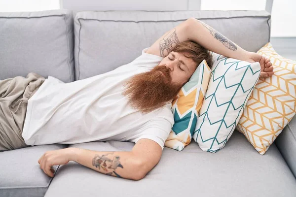 Genç Kızıl Saçlı Adam Kanepede Uzanıyor Evde Uyuyor — Stok fotoğraf