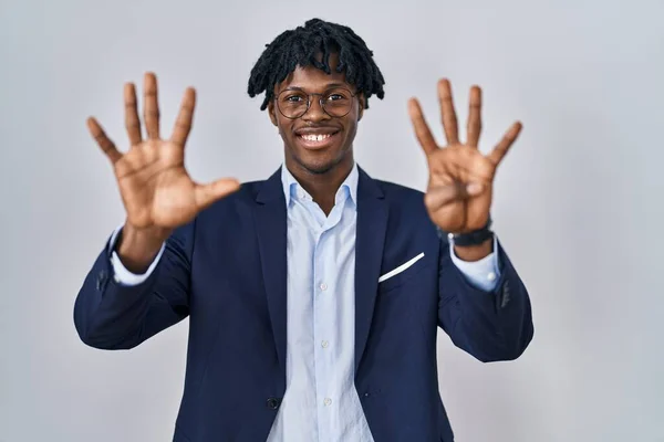 Junger Afrikanischer Mann Mit Dreadlocks Trägt Businessjacke Über Weißem Hintergrund — Stockfoto