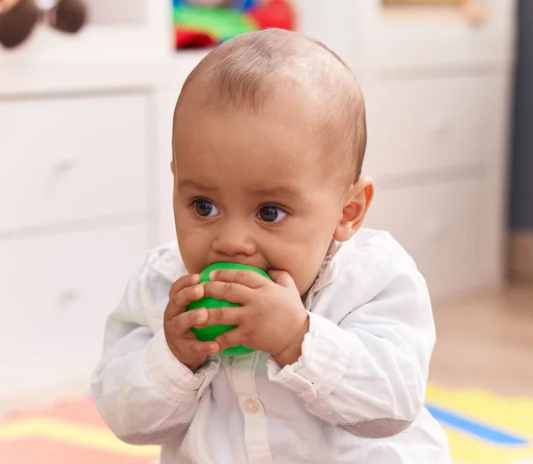 Liebenswert Kaukasisch Junge Lutschen Ball Sitting Auf Boden Bei Kindergarten — Stockfoto