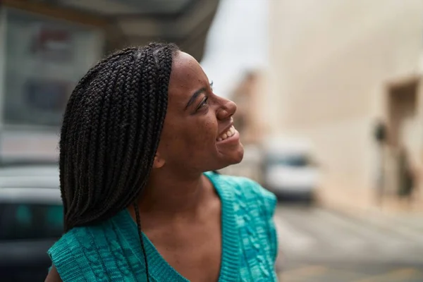 Afro Amerikaanse Vrouw Glimlachend Zelfverzekerd Kijkend Naar Hemel Straat — Stockfoto