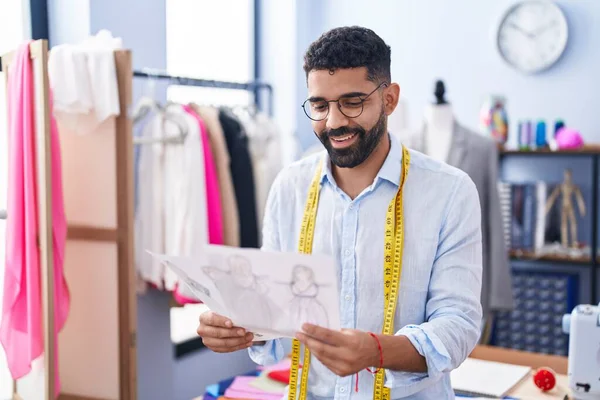 在裁缝店里 年轻的阿拉伯男子裁缝师带着自信的笑容设计服装 — 图库照片