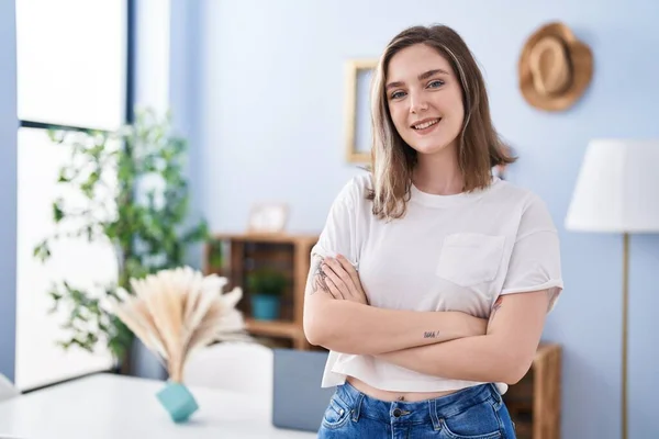 Young Woman Smiling Confident Standing Arms Crossed Gesture Home — Stock fotografie