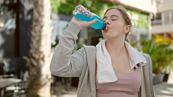 Junge Blonde Frau Sportkleidung Trinkt Auf Der Straße Energiegeladenes Getränk — Stockfoto