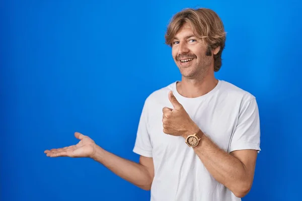 Middle Age Man Standing Blue Background Showing Palm Hand Doing — Stock Photo, Image