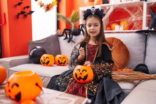 Adorável Menina Hispânica Vestindo Halloween Traje Segurando Doces Cesta Abóbora — Fotografia de Stock