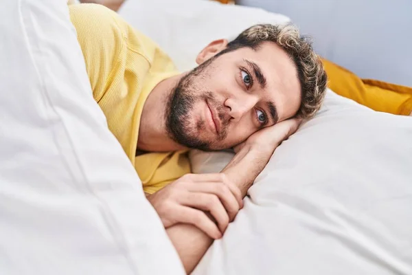 Νεαρός Ξαπλωμένος Στο Κρεβάτι Σοβαρή Έκφραση Στο Υπνοδωμάτιο — Φωτογραφία Αρχείου