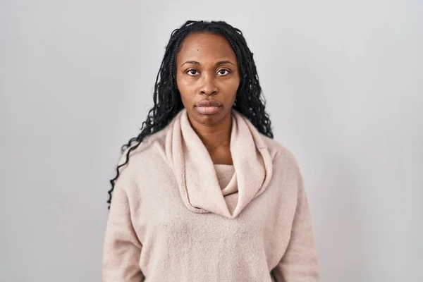 Mulher Africana Sobre Fundo Branco Relaxado Com Expressão Séria Rosto — Fotografia de Stock