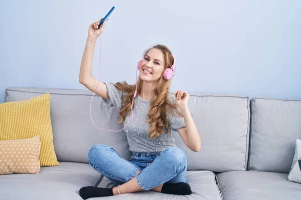 Mujer Rubia Joven Escuchando Música Bailando Casa — Foto de Stock