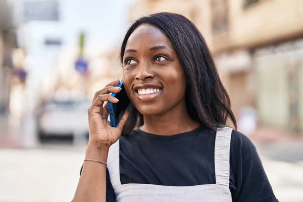 Joven Mujer Afroamericana Sonriendo Confiada Hablando Teléfono Inteligente Calle — Foto de Stock