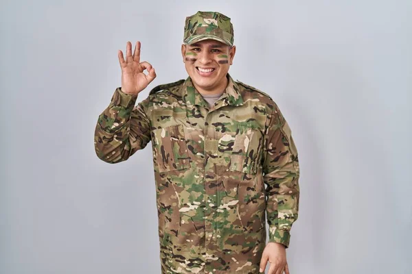 Латиноамериканец Камуфляжной Армейской Униформе Улыбаясь Позитивно Делает Хорошо Знак Рукой — стоковое фото
