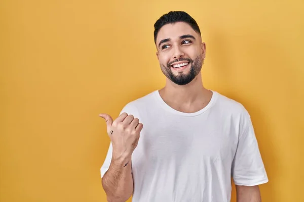 Jonge Knappe Man Draagt Casual Shirt Gele Achtergrond Glimlachen Met — Stockfoto
