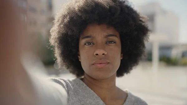 Afrikaans Amerikaanse Vrouw Maken Selfie Door Camera Met Ontspannen Uitdrukking — Stockfoto