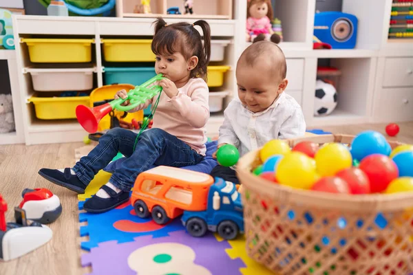 Liebenswerter Junge Und Mädchen Spielen Trompete Und Halten Bälle Kindergarten — Stockfoto