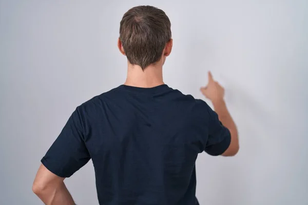 Homem Loiro Caucasiano Vestindo Camiseta Bitcoin Posando Para Trás Apontando — Fotografia de Stock