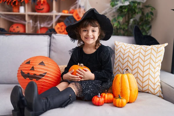 Adorável Hispânico Menina Ter Halloween Festa Segurando Abóbora Casa — Fotografia de Stock