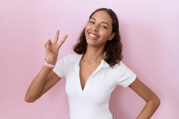 Junge Hispanische Frau Lässigem Weißem Shirt Lächelt Die Kamera Und — Stockfoto