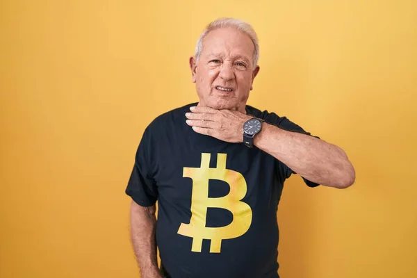 Senior Man Met Grijs Haar Dragen Bitcoin Shirt Snijden Keel — Stockfoto